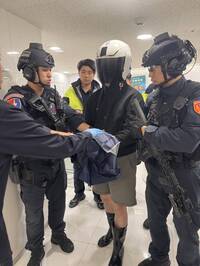 北市中信銀遭搶行員一度被挾持  快打警力趕到場制伏嫌犯