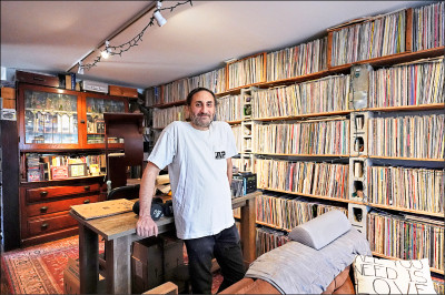 中英對照讀新聞》Volunteers turn a fan’s recordings of 10,000 concerts into an online treasure trove 志工將1位歌迷錄製的1萬場演唱會 整理成1個線上寶庫