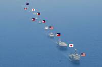 「肩並肩」聯合軍演》「伊勢號」領軍 多國軍艦一字排開震撼畫面曝