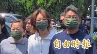 台南女警車禍身亡 戴姓女大生靈堂上香全程不發一語