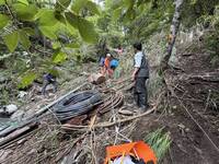 獨家》大霸尖山九九山莊施工車輛翻落山谷 2人受傷其中1人命危