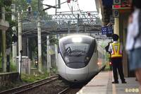 民眾闖新豐=湖口間唐榮平交道遭撞擊 影響列車上600人、列車延誤