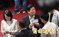 漏網鏡頭》傅崐萁秀「自由時報」報導 皺眉瞇眼要藍委多看一眼