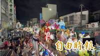 越晚越嗨！北港朝天宮迎媽祖 真人藝閣遊行車冒雨出發
