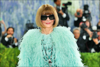 中英對照讀新聞》Anna Wintour stepping down as Vogue editor-in-chief 安娜溫圖卸任《時尚》總編輯
