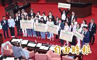 立院三讀《醫療法》！三班護病比入法  違規醫院最重可停業1年