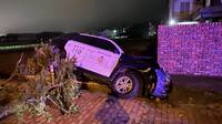 慘卡水溝！苗栗警追違規車 失控撞路樹2警受傷