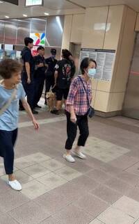 男牽黃金獵犬想塞垃圾袋搭捷運！跳針有帶「袋」 警察傻眼