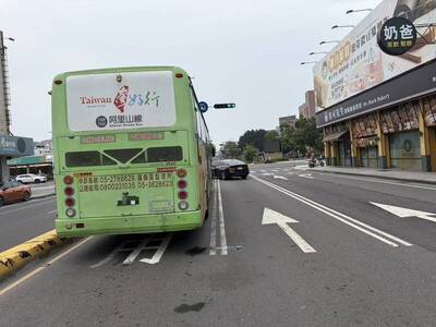 嘉市警車路口停等左轉 「砰」後方公車撞上來
