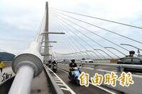 騎士躺淡江大橋車道惹眾怒！ 公路局蒐證、向警方舉發