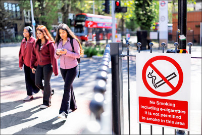 中英對照讀新聞》UK lawmakers approve lifetime smoking ban for today’s under-18s英國國會議員通過現今未成年者菸品終生禁購令