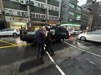 扯！機車硬闖淡江大橋挨罰 偷貨車到警局載當場被逮