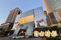 板橋大遠百驚傳「強抱嬰兒」！男子搭訕後突伸手搶娃 警已鎖定身分