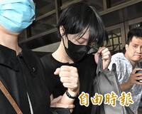 太子集團超正女特助首出庭！一頭長髮沒了…. 庭畢與閨密相擁落淚