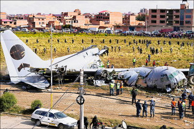 中英對照讀新聞》Cargo plane carrying money crashes near Bolivia’s capital, killing 15載著錢的貨機在玻利維亞首都附近墜毀，15人喪生