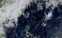 高壓壟罩台灣連日高溫飆34度 天氣粉專揭下波鋒面、颱風活躍期