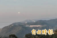 震撼！九鵬基地雄三飛彈破曉出擊 烈焰劃破恆春半島晨曦