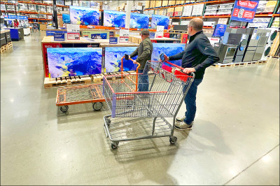 中英對照讀新聞》Costco Sued by Customer Over Tariff Refund 顧客為了退關稅告好市多