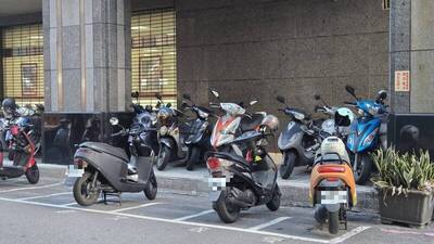 為省20元停車費硬喬7機車 警方：車損可提告