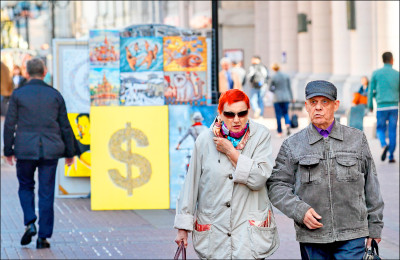 中英對照讀新聞》Russians Turn to Cash as Internet Blackouts Disrupt Payments 網路中斷干擾支付系統 俄羅斯人回歸使用現金