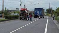 宜蘭遶境意外！鞭炮掉車內引濃煙 7旬翁跳車遭神轎車撞擊命危