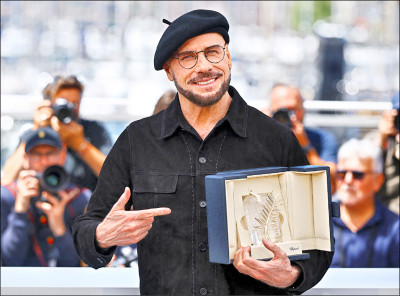 中英對照讀新聞》John Travolta surprised with Cannes award ahead of directorial debut約翰．屈伏塔在首部執導作品亮相前 驚喜獲頒坎城大獎