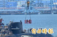 漏網鏡頭》直擊海鯤號潛艦出沒！ 岸邊起重機吊掛「這些」上艦