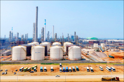 中英對照讀新聞》China asks banks to pause new loans to US sanctioned refiners 中國要求銀行業者暫停對美國制裁的煉油廠發放新貸款
