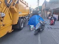 影片曝光！7歲童疑誤催機車油門 暴衝撞進垃圾車底遭輾斃嬤哭癱