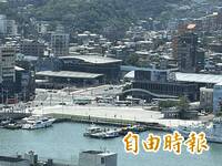 擎天崗2.0？基隆國門廣場女幫男忘情「吞吐」全被拍下傳遍全網