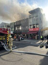 台南知名日式燒烤店大火冒濃煙 延燒3鄰戶5員工驚慌逃生