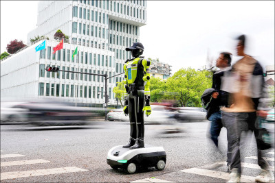 中英對照讀新聞》Macau woman hospitalised after being startled by humanoid robot澳門女子被人形機器人嚇到送醫