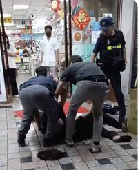 南投男子持鐵鎚、模擬槍搶銀樓 熱心民眾合力制伏 