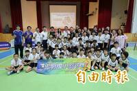 羽球暴漲經費短缺！運彩公會捐30萬元羽球助忠明國小追夢