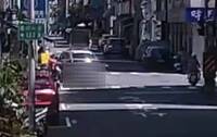 高雄苓雅機車闖紅燈撞車肇逃 警以車追人鎖定女騎士