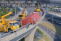 國3北上大溪路段大貨車側翻「身首分離」 貨櫃卡護欄駕駛受困
