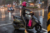 雨中送外送放大絕！外送員穿「潛水衣」騎車 網笑翻：超級有才