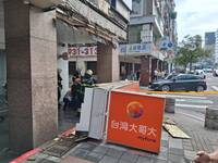 北市忠孝東路「台灣大哥大」招牌掉落 2婦人遭砸傷送醫