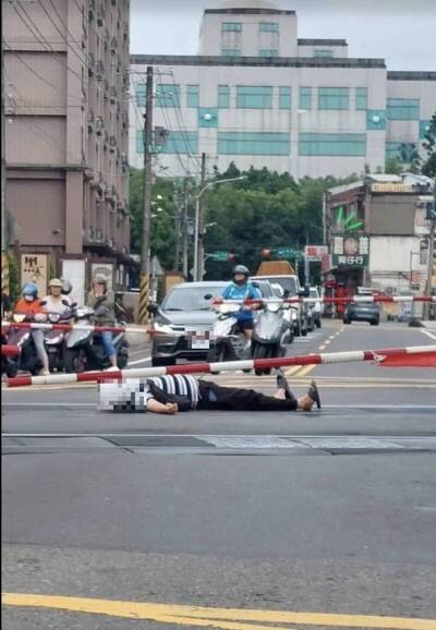 男子臥躺桃園平交道 普悠瑪號緊急停車延誤10分鐘