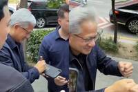 黃仁勳訪韓被包圍！台灣人狂喊「桃給」 一聽秒迴轉超寵粉