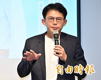 書店店員出奇招！黃國昌新書旁擺這本 萬人笑翻：該加薪了