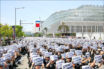 中英對照讀新聞》South Korea says it will pursue all options to avoid Samsung strike 南韓表示將尋求所有選項來避免三星罷工