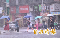 豪雨炸不停！6/10停班停課一次看 1縣市率先宣布明天繼續放（不斷更新）
