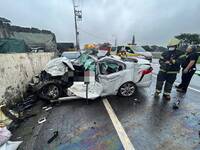 桃園新屋轎車與聯結車對撞釀1死、3命危、2輕傷 