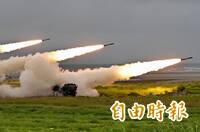 海馬士西岸射擊！陸軍十軍團驗證射擊 「穿雲箭」多管齊發超震撼