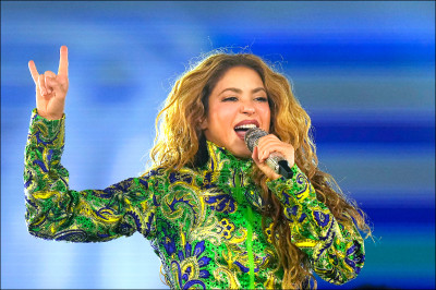 中英對照讀新聞》Shakira draws 2 million to free Copacabana concert夏奇拉柯帕加巴納免費演唱會 吸引200萬人