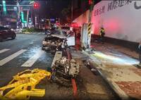 又是毒駕！桃園轎車躲警撞紅綠燈桿 2路人遭撞失去呼吸心跳
