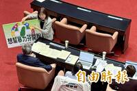 惹錯人！林淑芬殺到席前狂罵許忠信「超速仔」還踩手板 白委一片靜默
