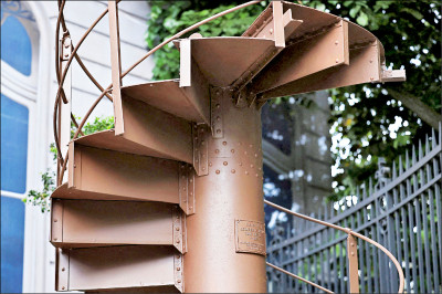 中英對照讀新聞》Section of Eiffel Tower staircase fetches over €450,000 at auction艾菲爾鐵塔的一截階梯在拍賣會以超過45萬歐元售出