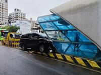 又是毒駕！男子開「阿法」直撞BRT車站 毒品快篩陽性送法辦